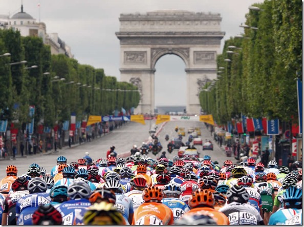The pack rides towards the Arc de Triomphe on the Champs Elysees during the 146 km twentieth and last stage of the 94th Tour de France cycling race between Marcoussis and Paris, 29 July 2007.    AFP PHOTO / JOEL SAGET (Photo credit should read JOEL SAGET/AFP/Getty Images)