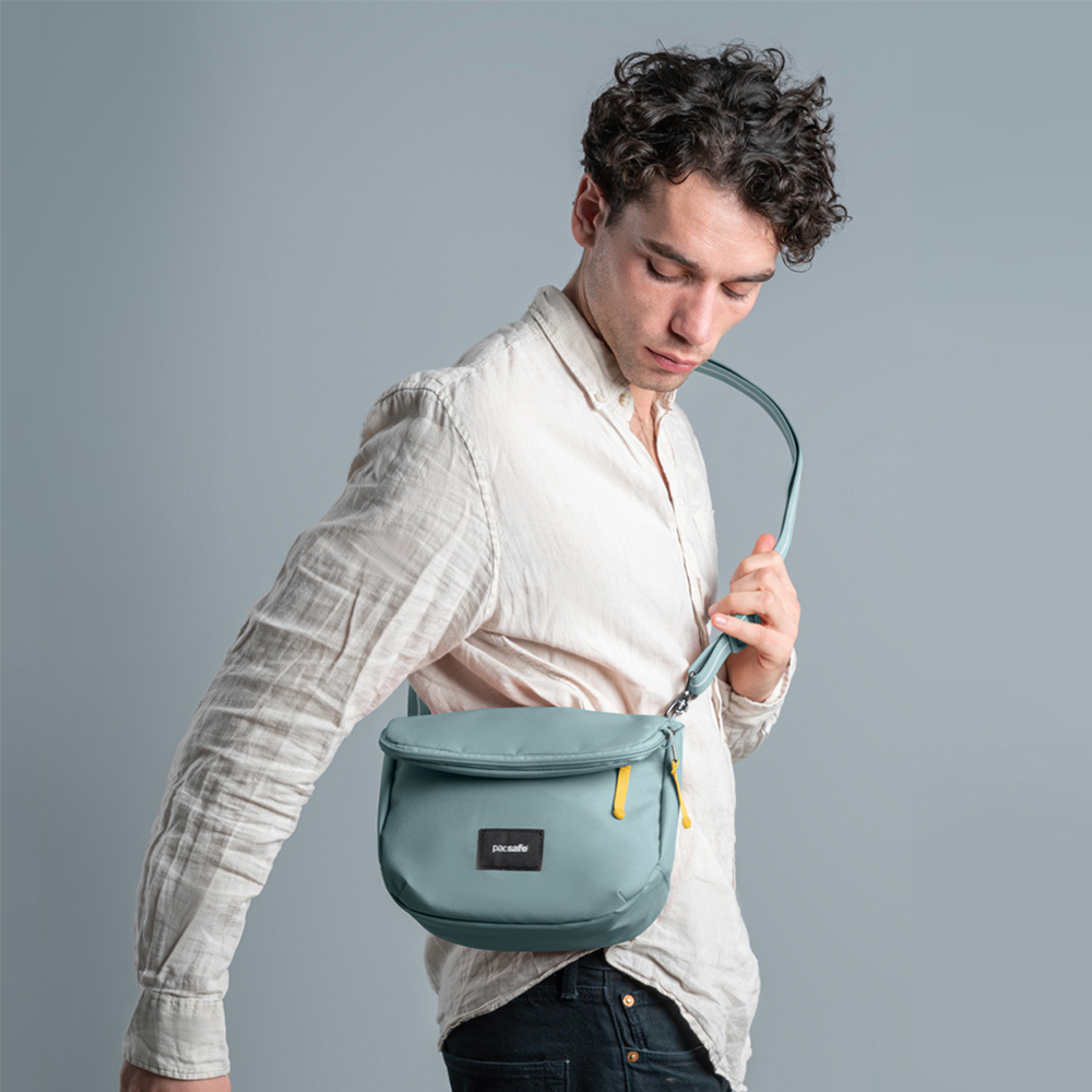 PF35140528-沁心藍-Pacsafe-GO-Saddle-Crossbody-隨行防盜可擴充斜背包-4.5L_8.jpg